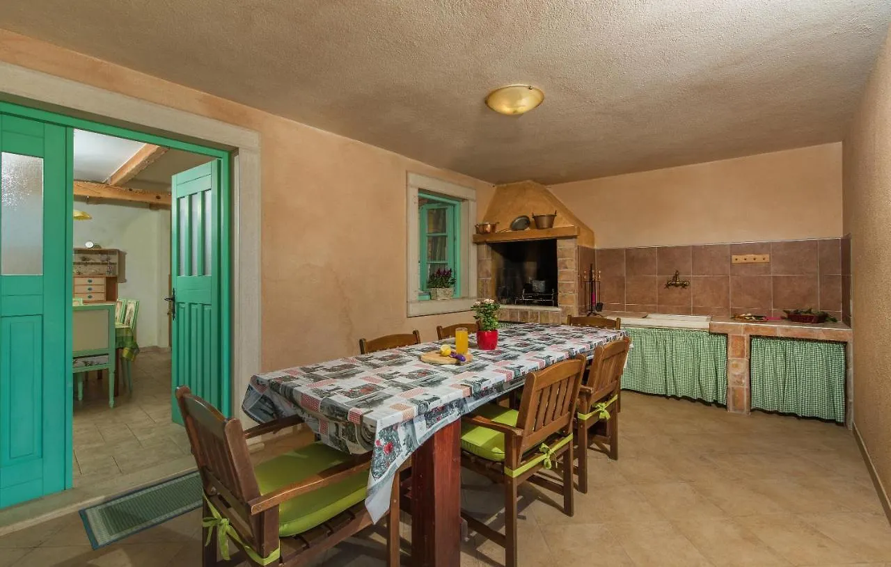 House Ulika Holiday home Sisan